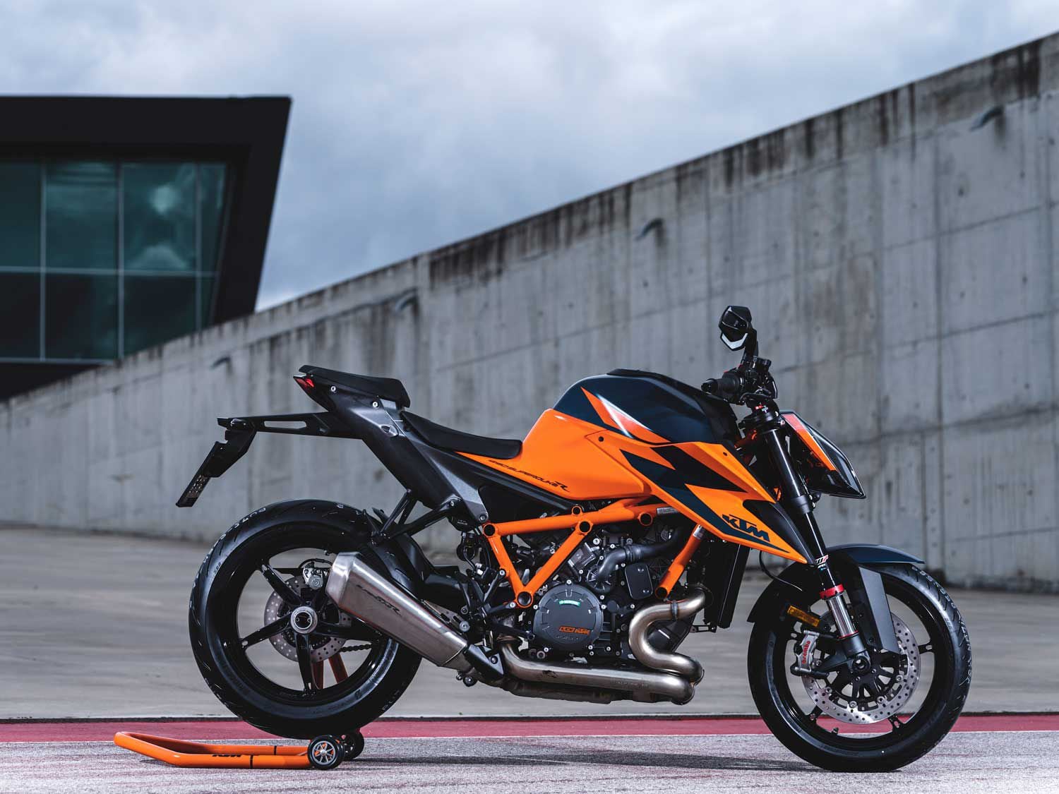 Leaner, meaner, and more apt to play. KTM’s 1290 Super Duke R is a gigantic step forward as compared to its last major update in 2017.