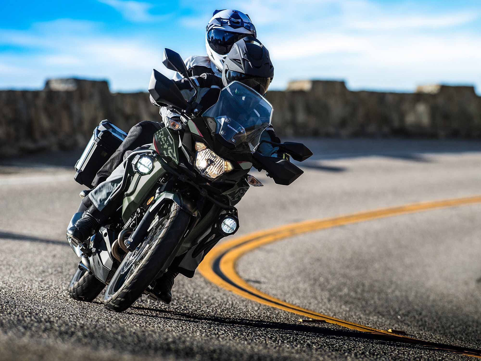 A 17-liter hard saddlebag set, hand guards, and auxiliary lighting kit are optional accessories for the Versys.