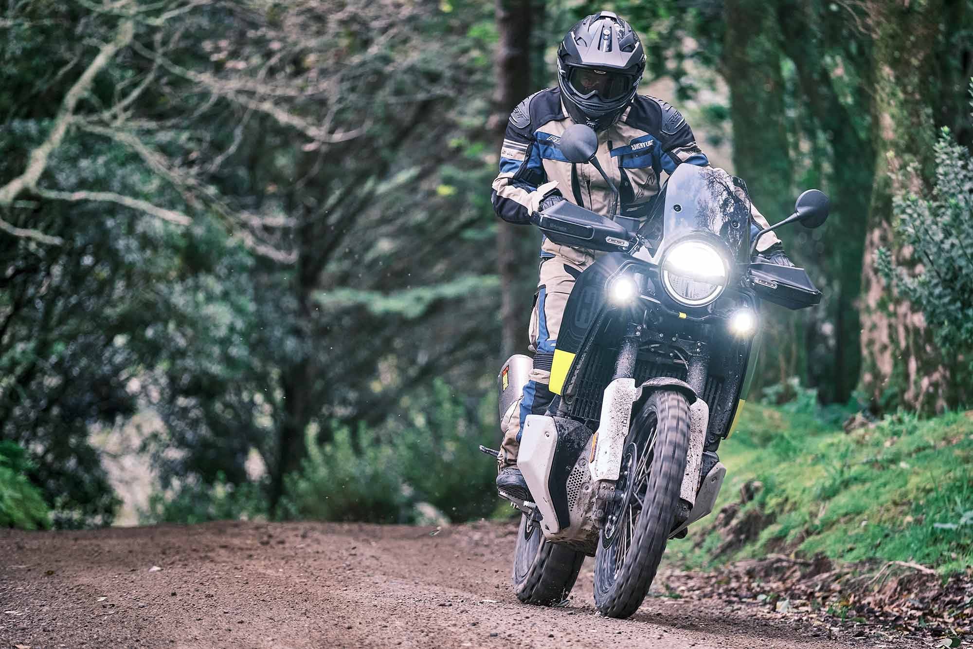 The Norden is 17.6 pounds (dry) heavier than both the KTM 890 and 890 R, which is mainly down to its different styling, bash plate, rear rack, and the incorporated fog lights, which come as standard.