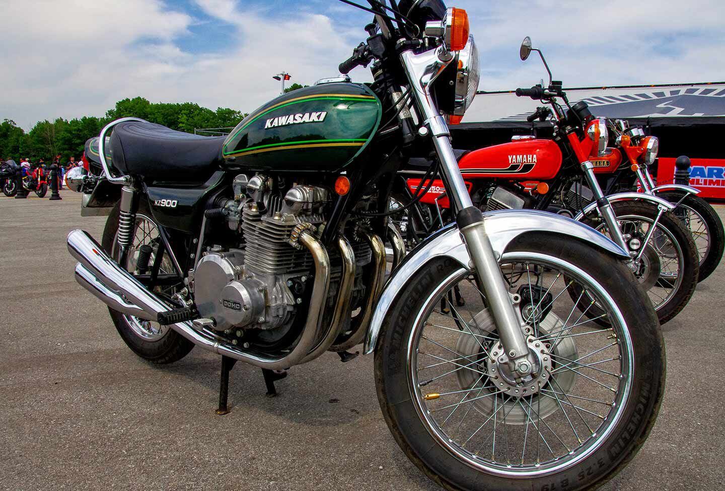 A beautiful Kawasaki KZ900 sums up everything wonderful about the 1970s, in front of a Yamaha RD350 and Yamaha R5.