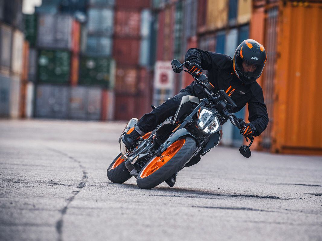 The KTM 390 Duke is a peppy bike that sits just above the 200 Duke in Team Orange’s naked bike lineage.