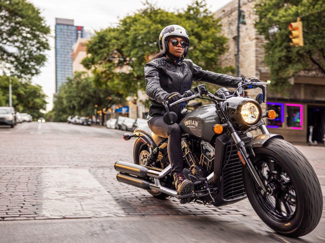 The Scout Bobber’s 25.6-inch seat height not only contributes to the aggressive riding position, but also instills flat-footed confidence at stops.