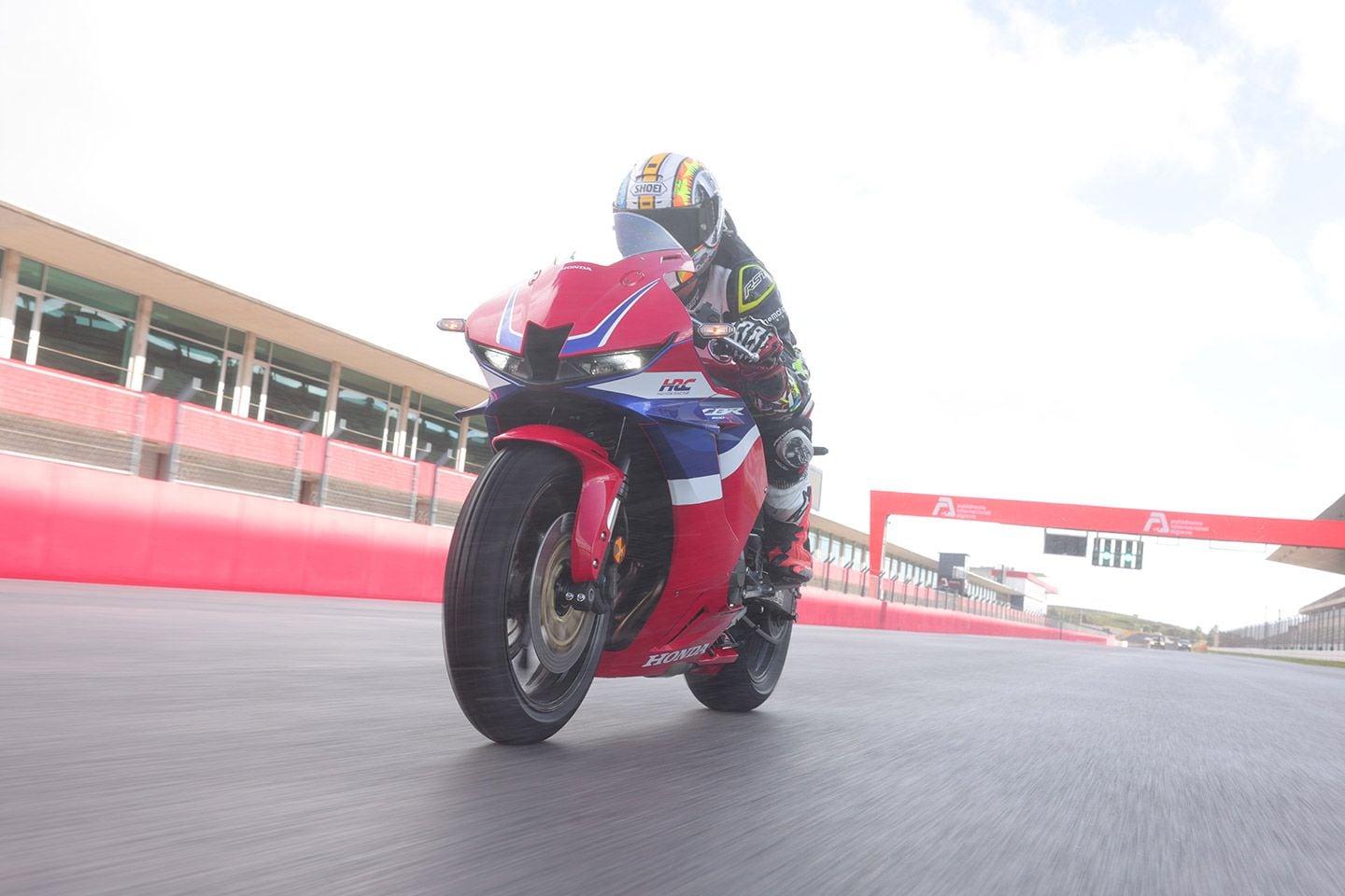Mixed conditions highlighted the new rider aids, controlled by a new Bosch six-axis IMU—same as the new 2024 Fireblade, recently launched in Europe.